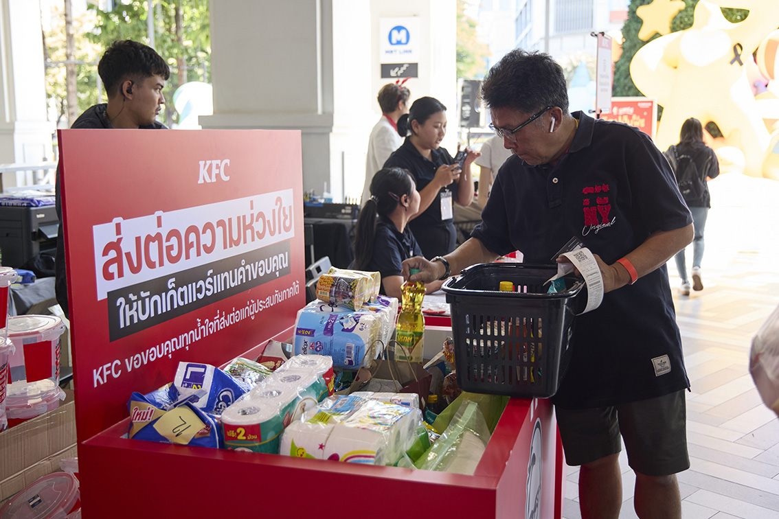 Colonel Sanders becomes ‘Sanders Claus’ in KFC Thailand’s new holiday campaign